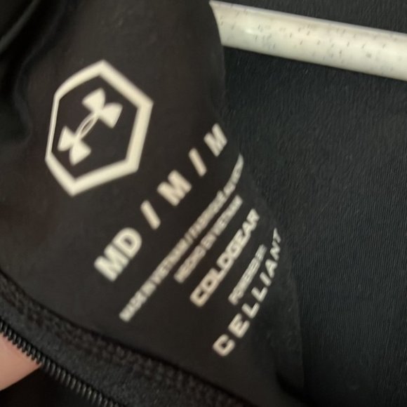 UNDER Armour black long sleeve T Zip top - Picture 3 of 7